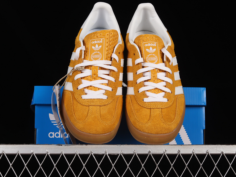 Gazelle Indoor Orange Peel/Cloud White/Gold Metallic 7