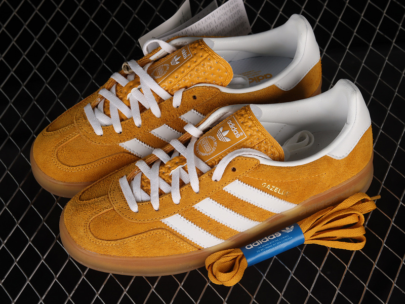 Gazelle Indoor Orange Peel/Cloud White/Gold Metallic 11