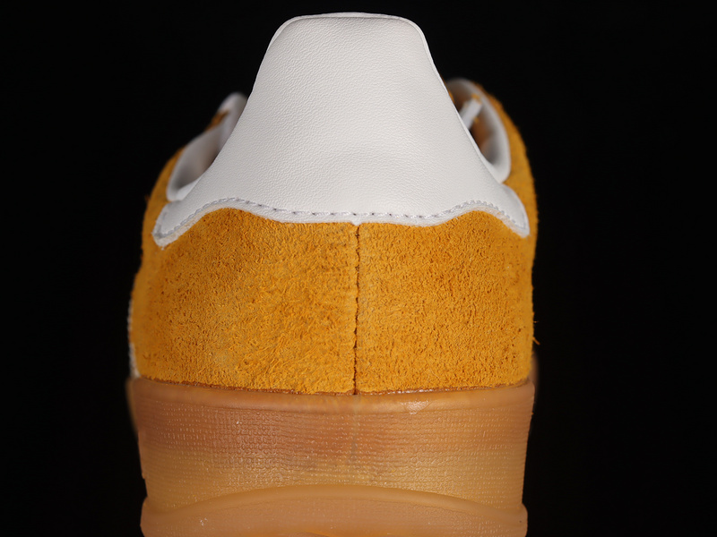 Gazelle Indoor Orange Peel/Cloud White/Gold Metallic 15