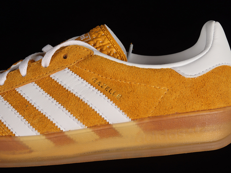 Gazelle Indoor Orange Peel/Cloud White/Gold Metallic 25