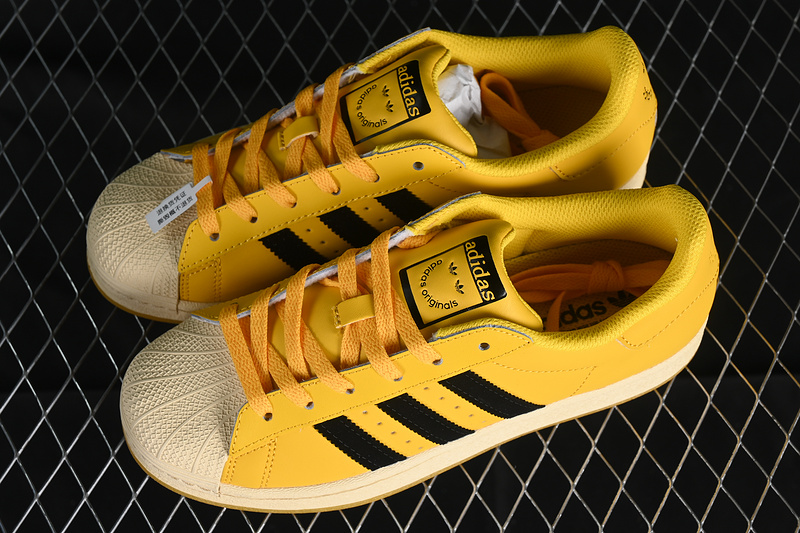 Superstar Bold Gold/Core Black/Easy Yellow 15