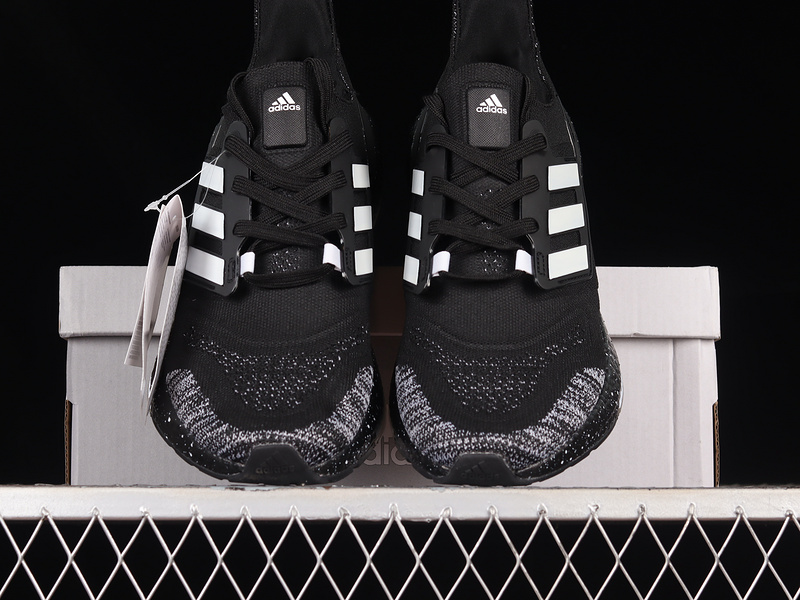 Ultraboost 22 Core Black/Cloud White/Core Black 21