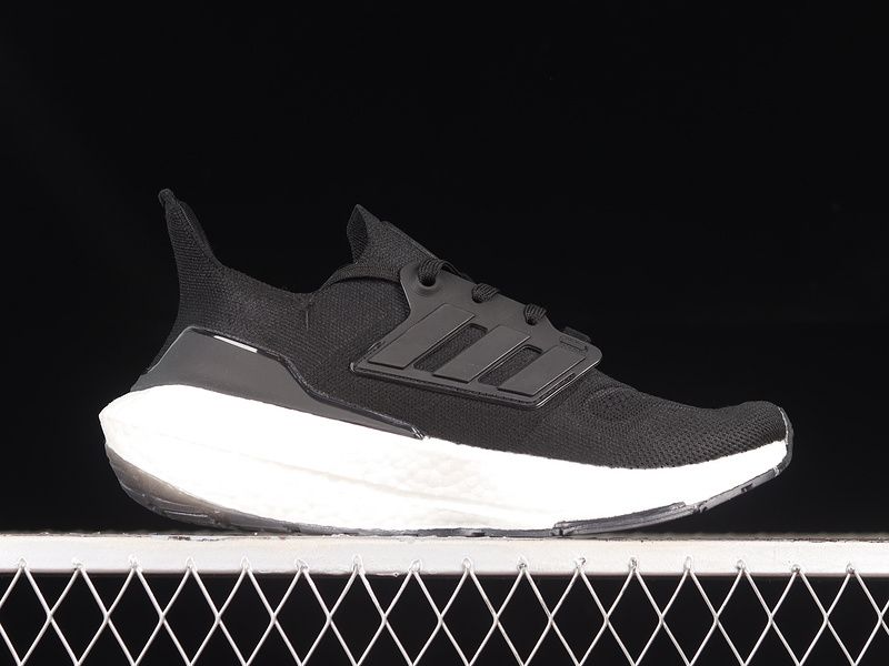 Uultra Boost 22 Core Black/Core Black/Cloud White 11