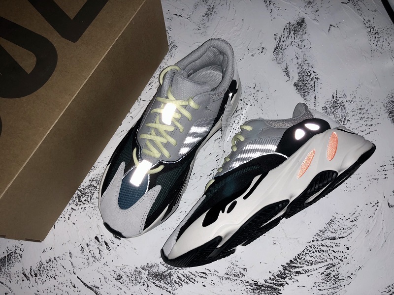 Yeezy Boost 700 Wave Runner Mgsogr/Cwhite/Cblack 21