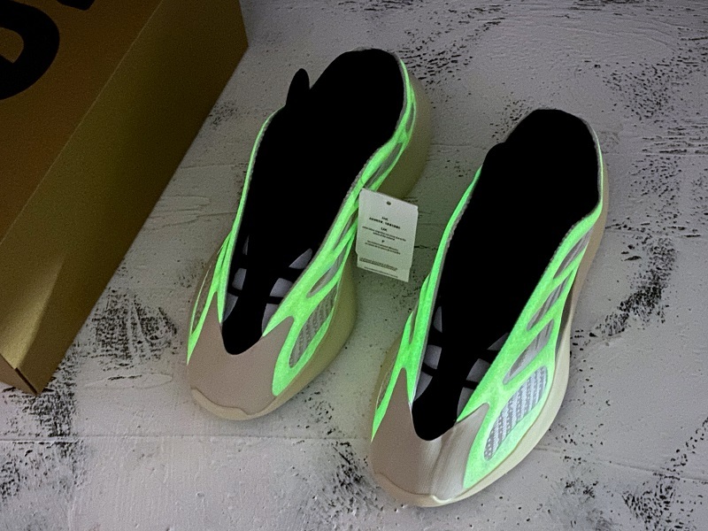 H12 Yeezy Boost 700 V3 Azael/Azael/Azael 31