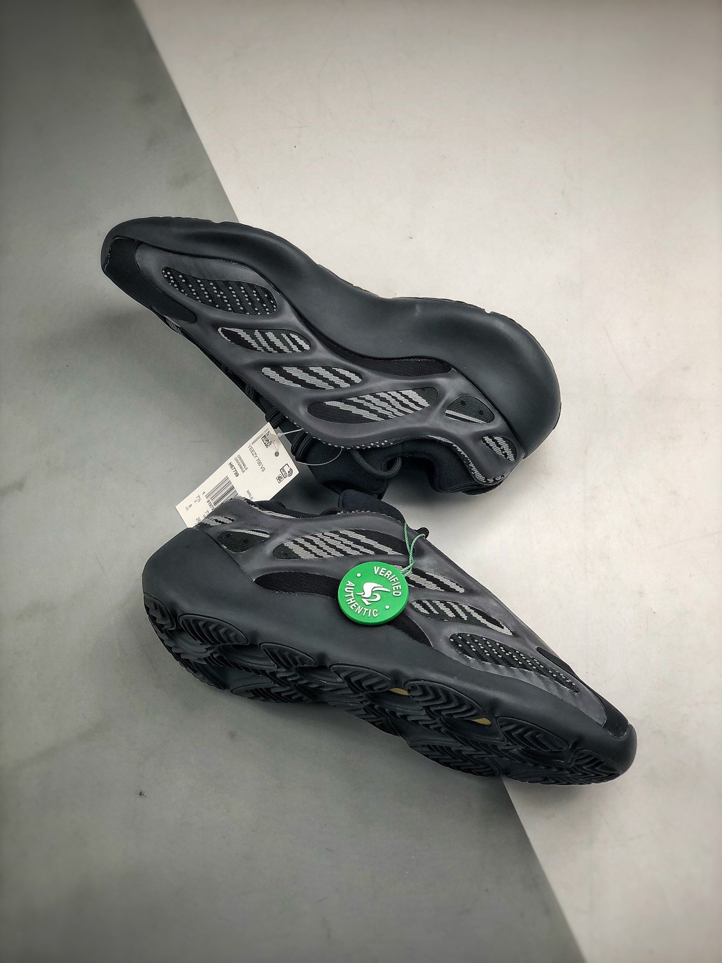 S2 Yeezy Boost 700 V3 Alvah Grey/Core Black 3