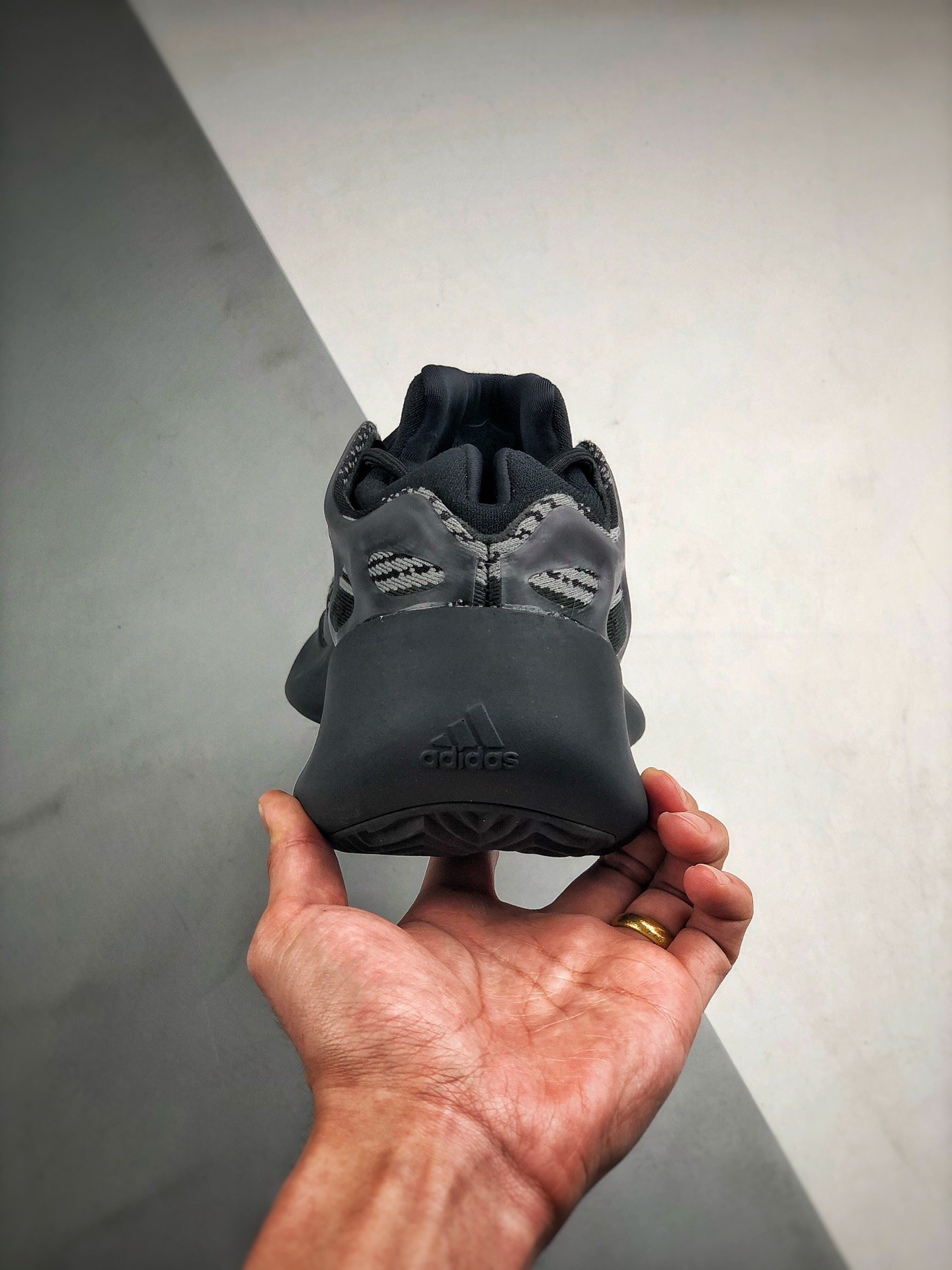 S2 Yeezy Boost 700 V3 Alvah Grey/Core Black 7