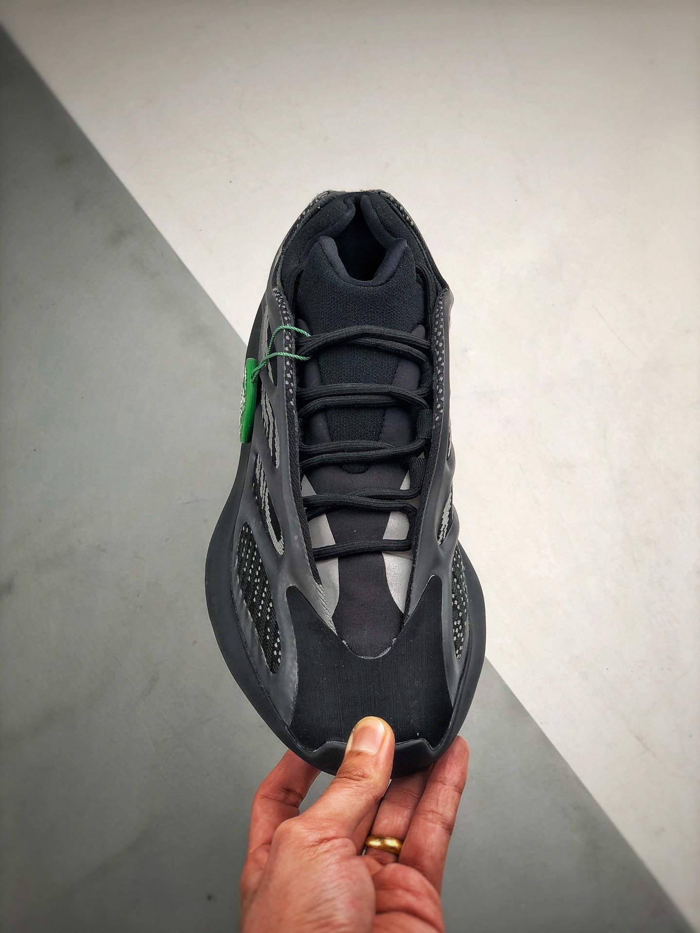 S2 Yeezy Boost 700 V3 Alvah Grey/Core Black 9