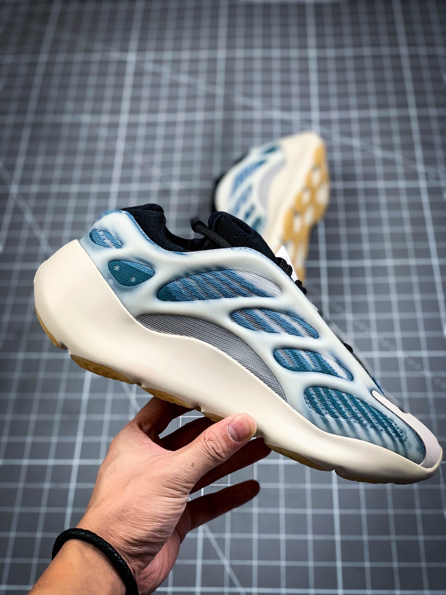 Yeezy 700 V3 Kyanite Cloud White/Core Black/Blue 3