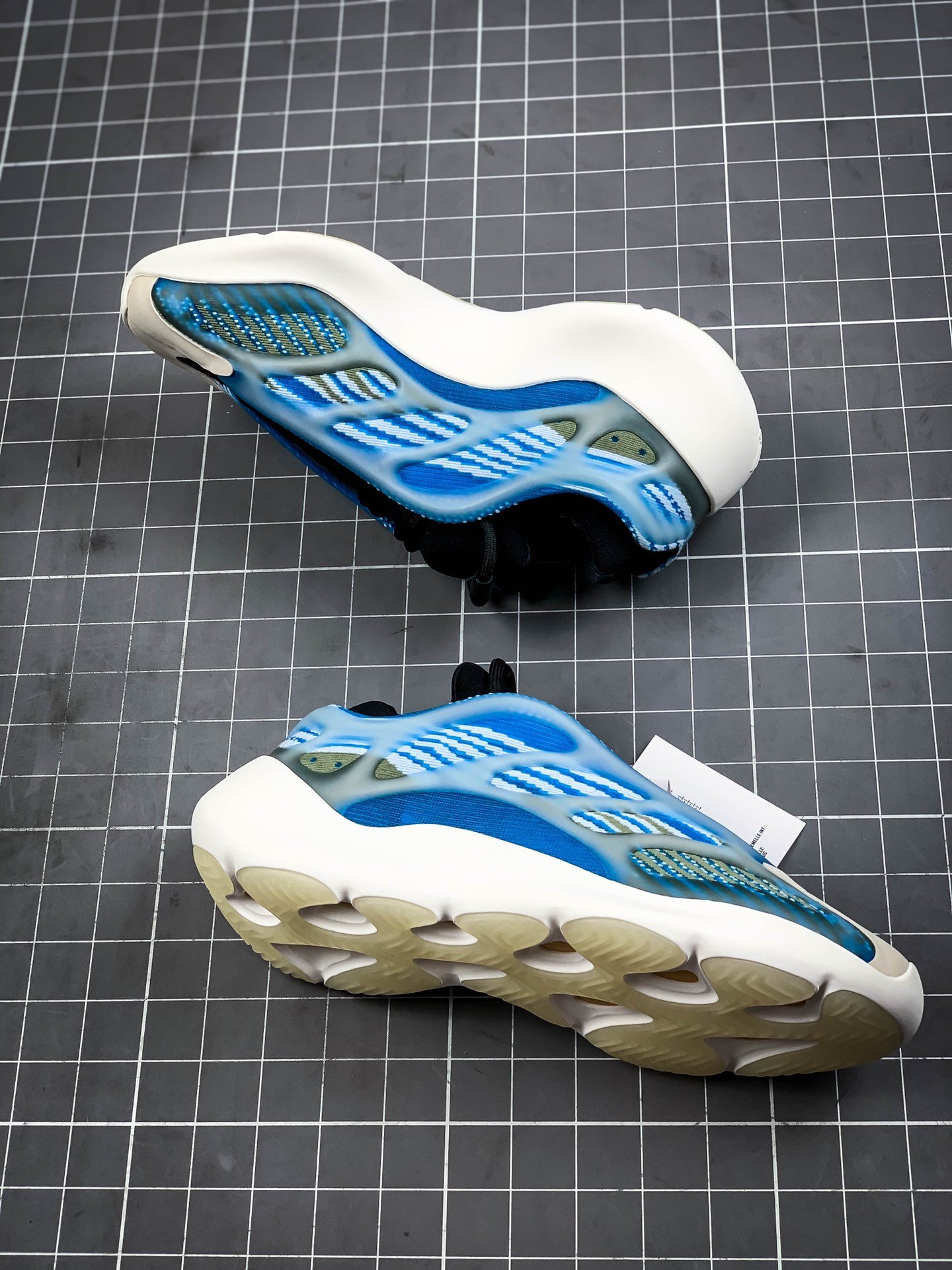 Yeezy 700 V3 Azareth Blue/Dark Grean/White 9