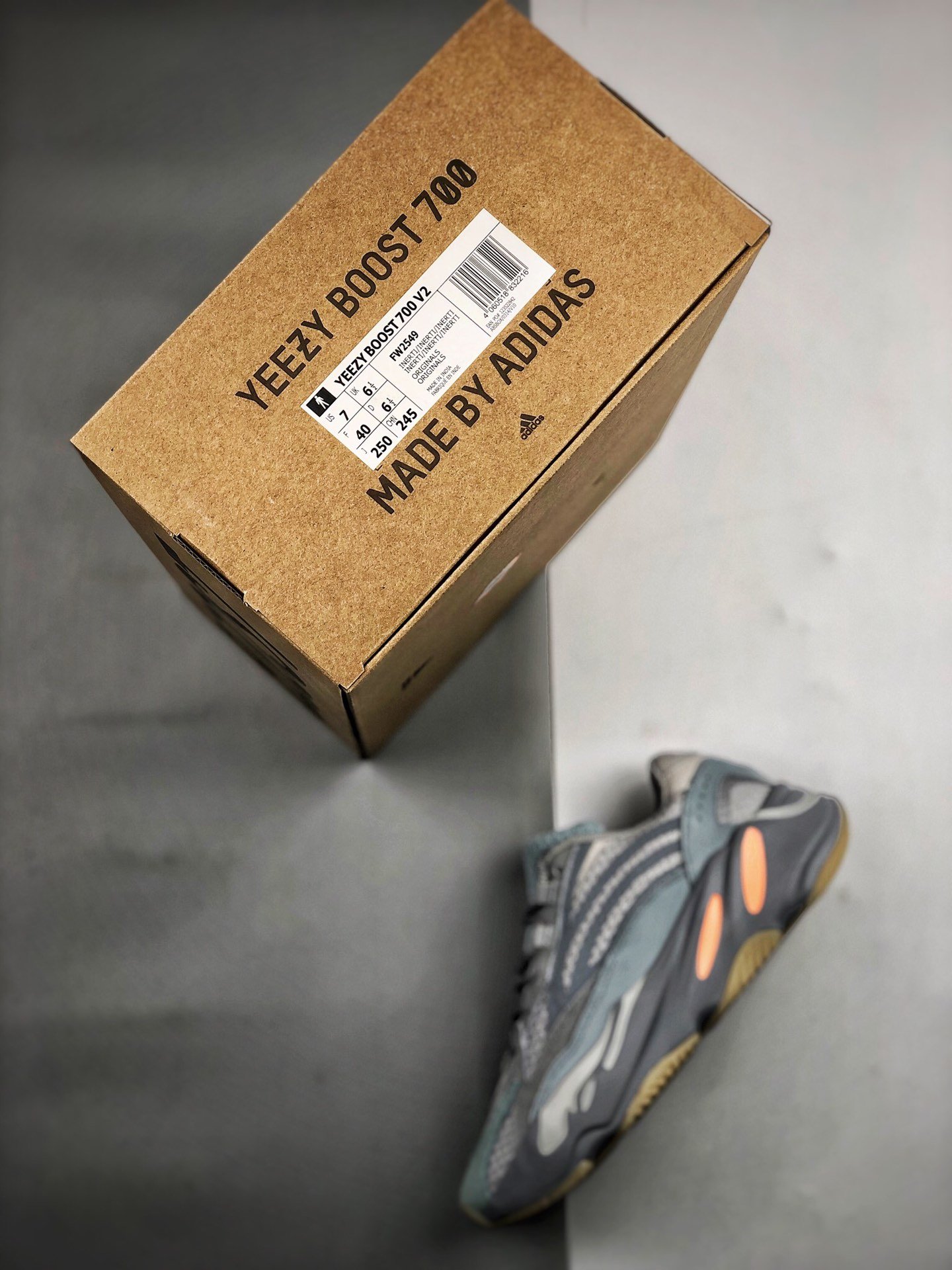 Og Yeezy Boost 700 V2 Inertia/Inertia/Inertia 17