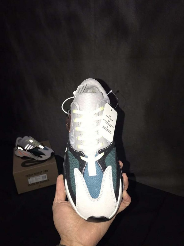 Get Yeezy Boost 700 Wave Runner Mgsogr/Cwhite/Cblack 31