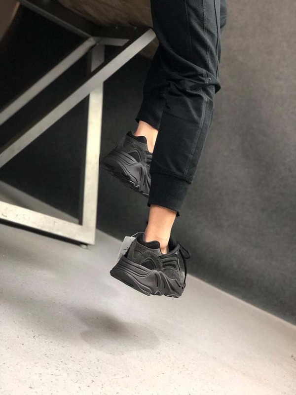 Yeezy Boost 700 V2 Vanta Vanta/Vanta 3