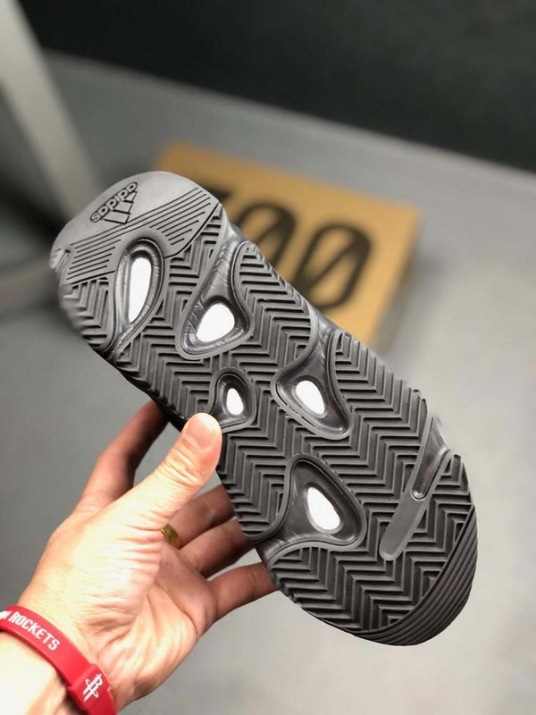 Yeezy Boost 700 V2 Vanta Vanta/Vanta 7