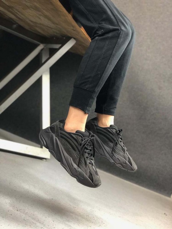 Yeezy Boost 700 V2 Vanta Vanta/Vanta 13