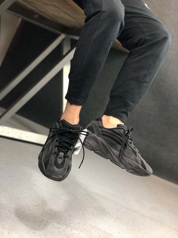 Yeezy Boost 700 V2 Vanta Vanta/Vanta 17