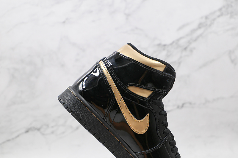 Air Jordan 1 Retro High Og Black/Black/Metallic Gold 17