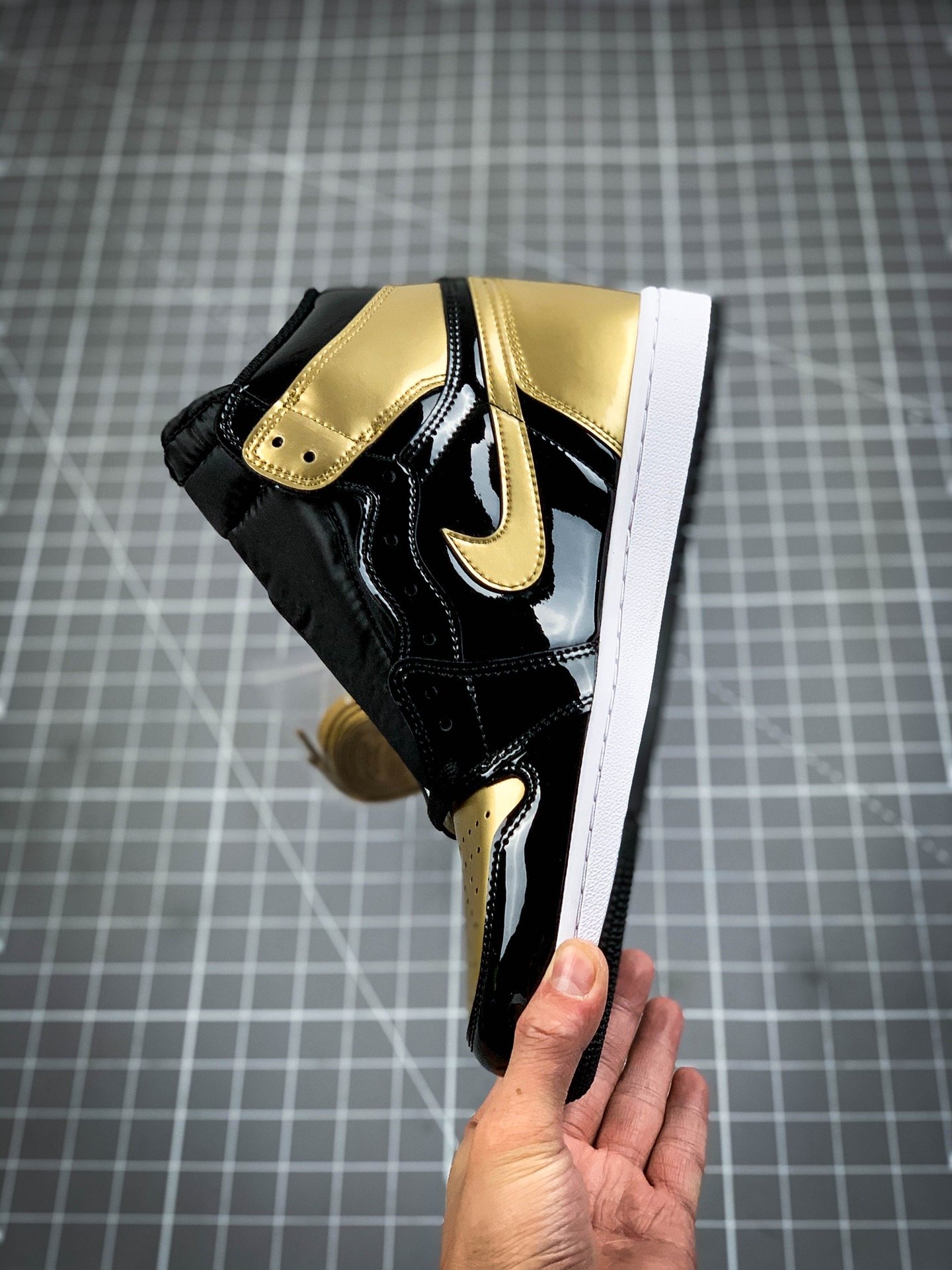 Air Jordan 1 Retro High Og Nrg Gold Toe Black/Metallic Gold-Summit White 3