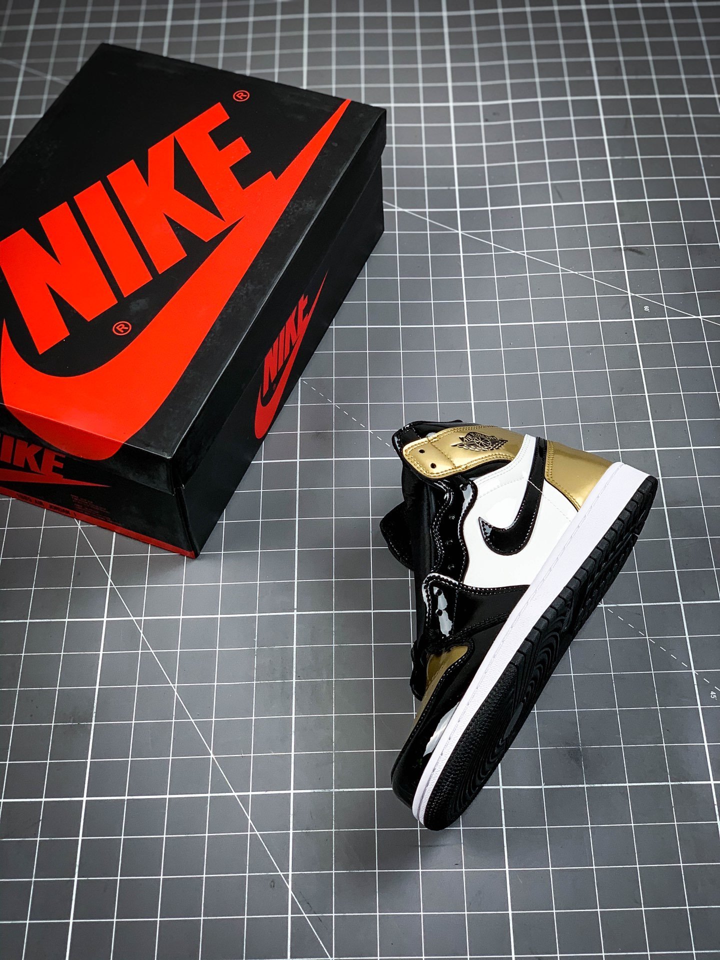 Air Jordan 1 Retro High Og Nrg Gold Toe Black/Metallic Gold-Summit White 13