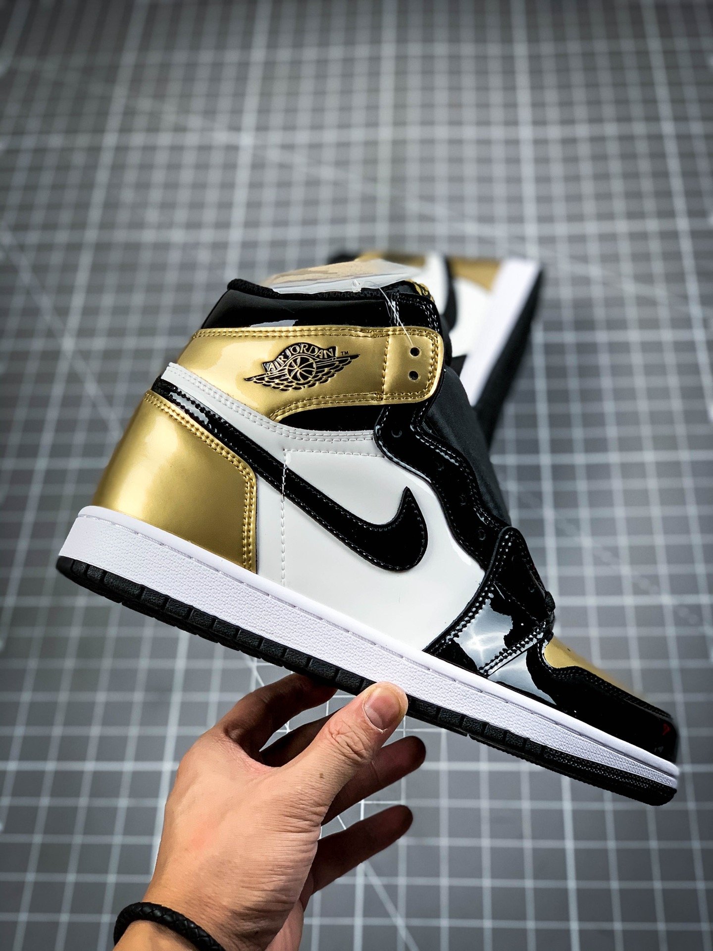 Air Jordan 1 Retro High Og Nrg Gold Toe Black/Metallic Gold-Summit White 15