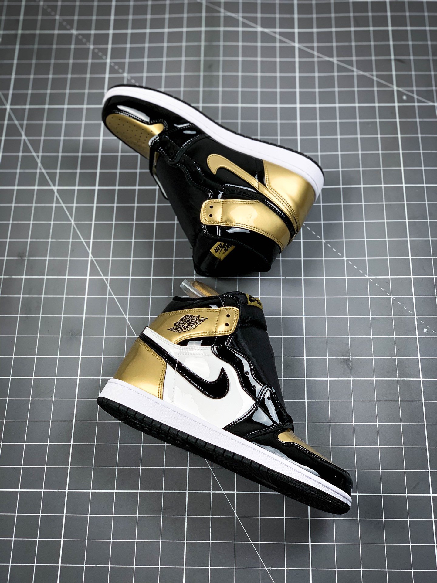 Air Jordan 1 Retro High Og Nrg Gold Toe Black/Metallic Gold-Summit White 17