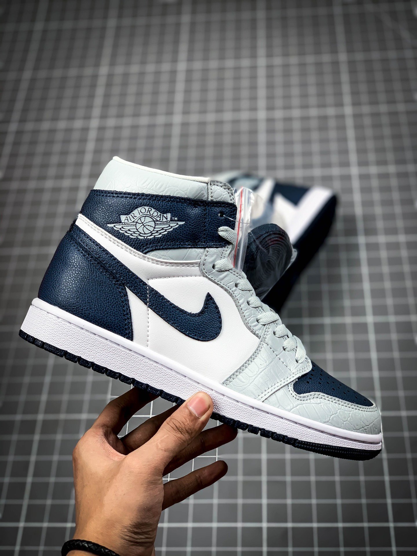 Air Jordan 1 High Navy Blue/White/Light Gray 3