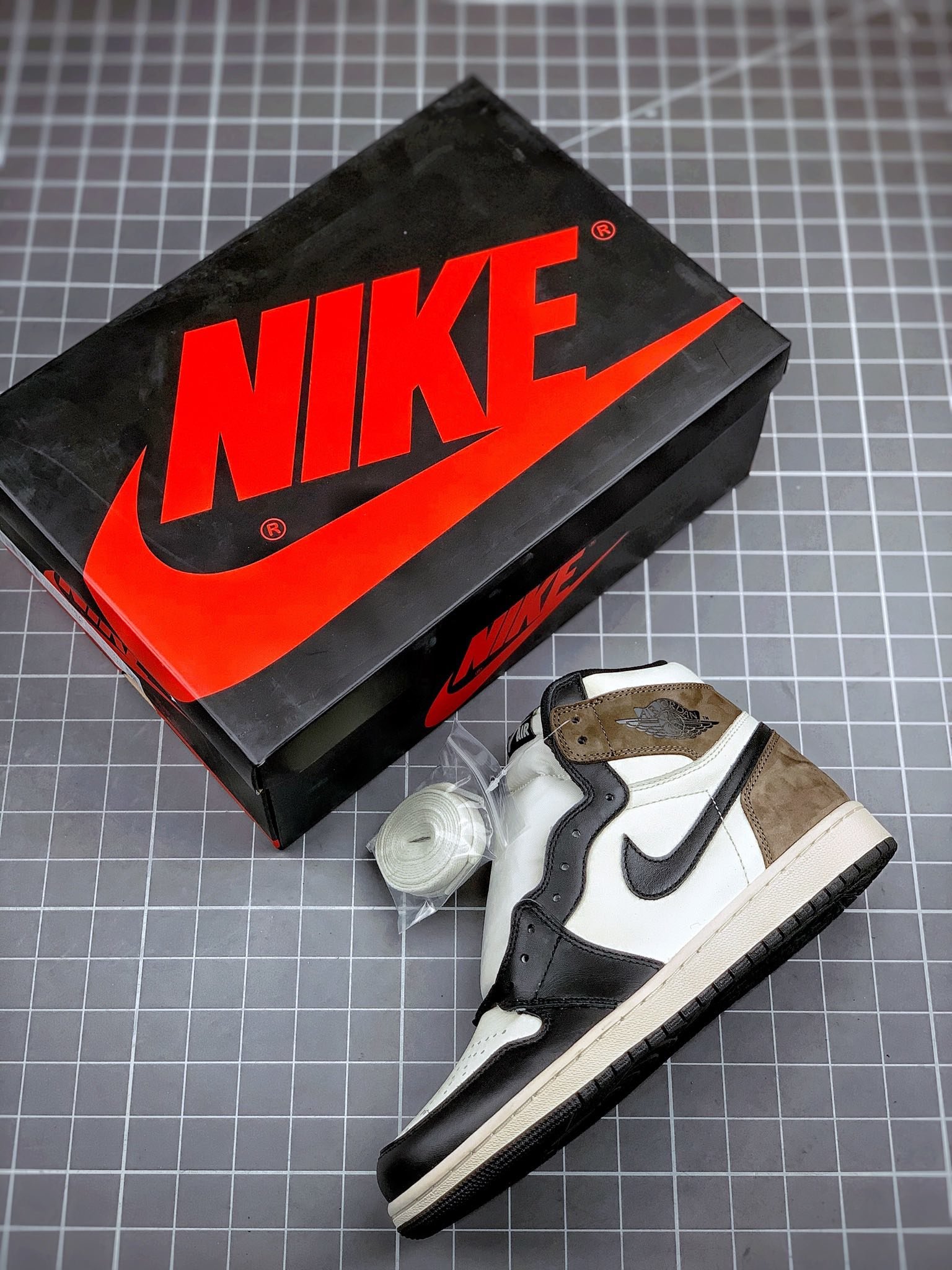 Air Jordan 1 Retro High Dark Mocha Sail/Dark Mocha-Black-Black 11