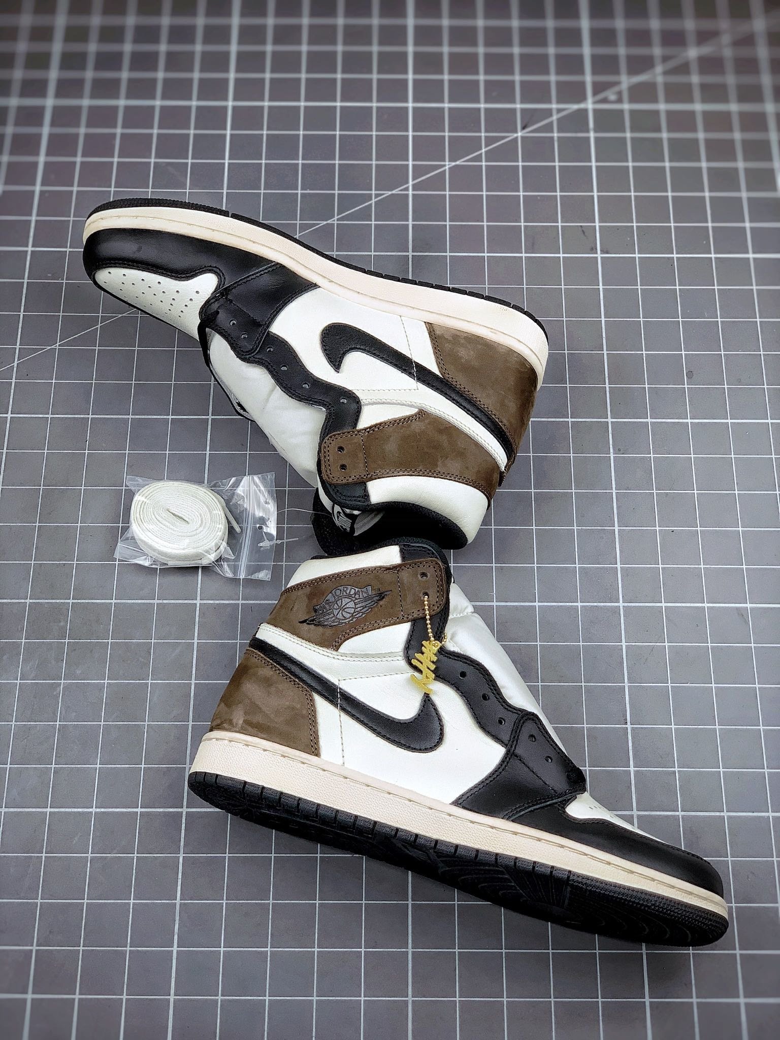 Air Jordan 1 Retro High Dark Mocha Sail/Dark Mocha-Black-Black 13