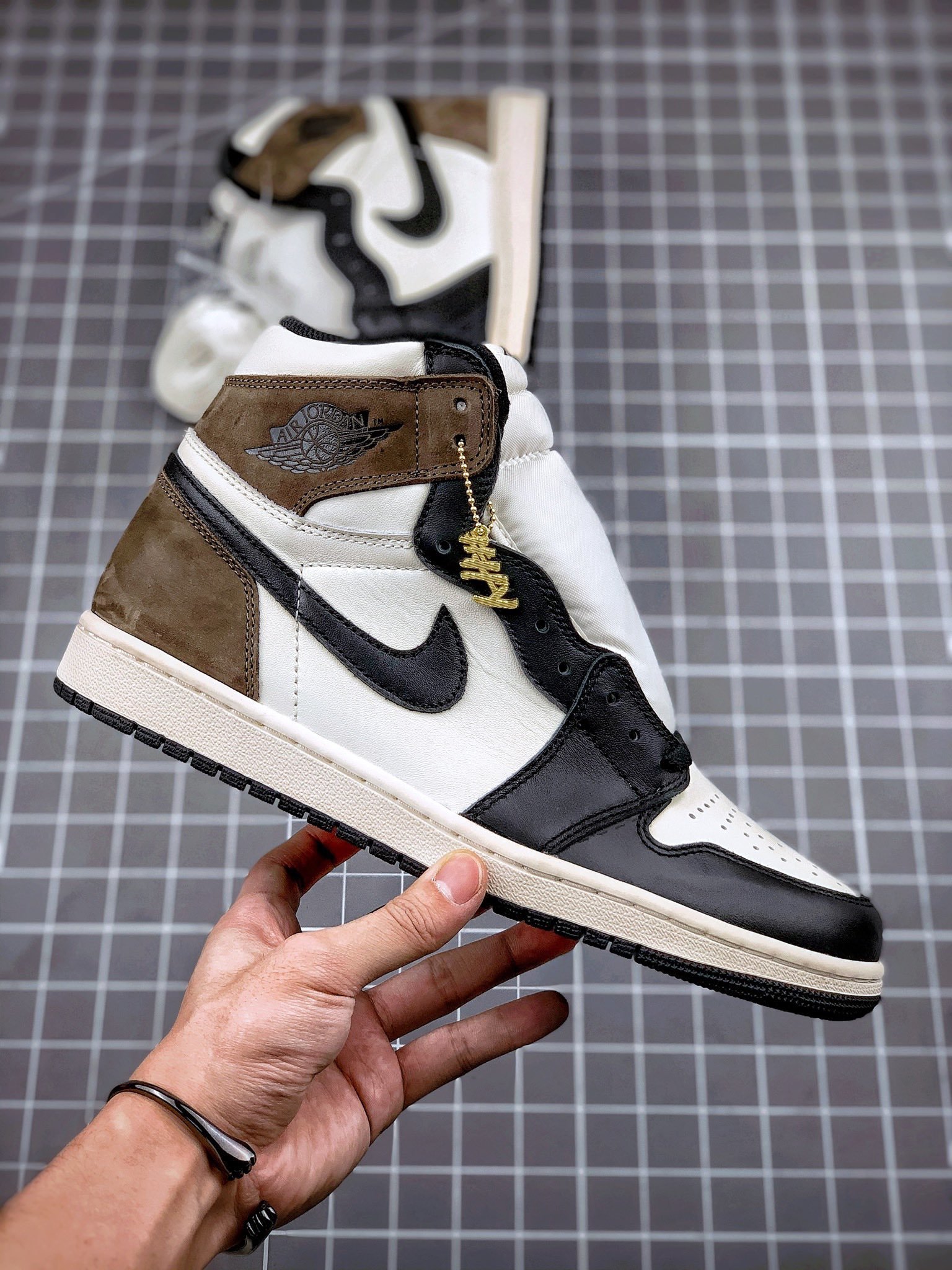 Air Jordan 1 Retro High Dark Mocha Sail/Dark Mocha-Black-Black 17