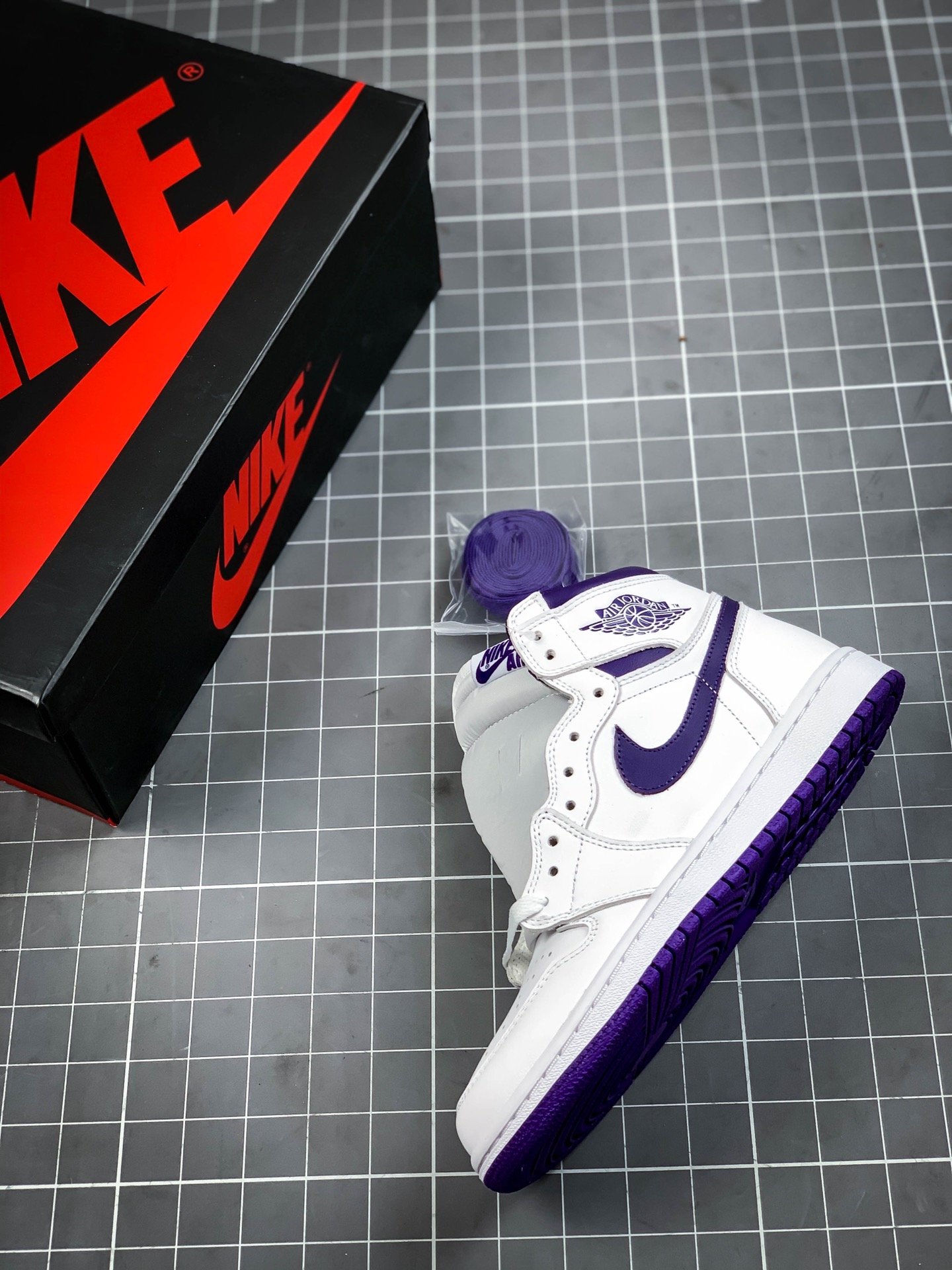 Air Jordan 1 Retro High Og White/Purple 7