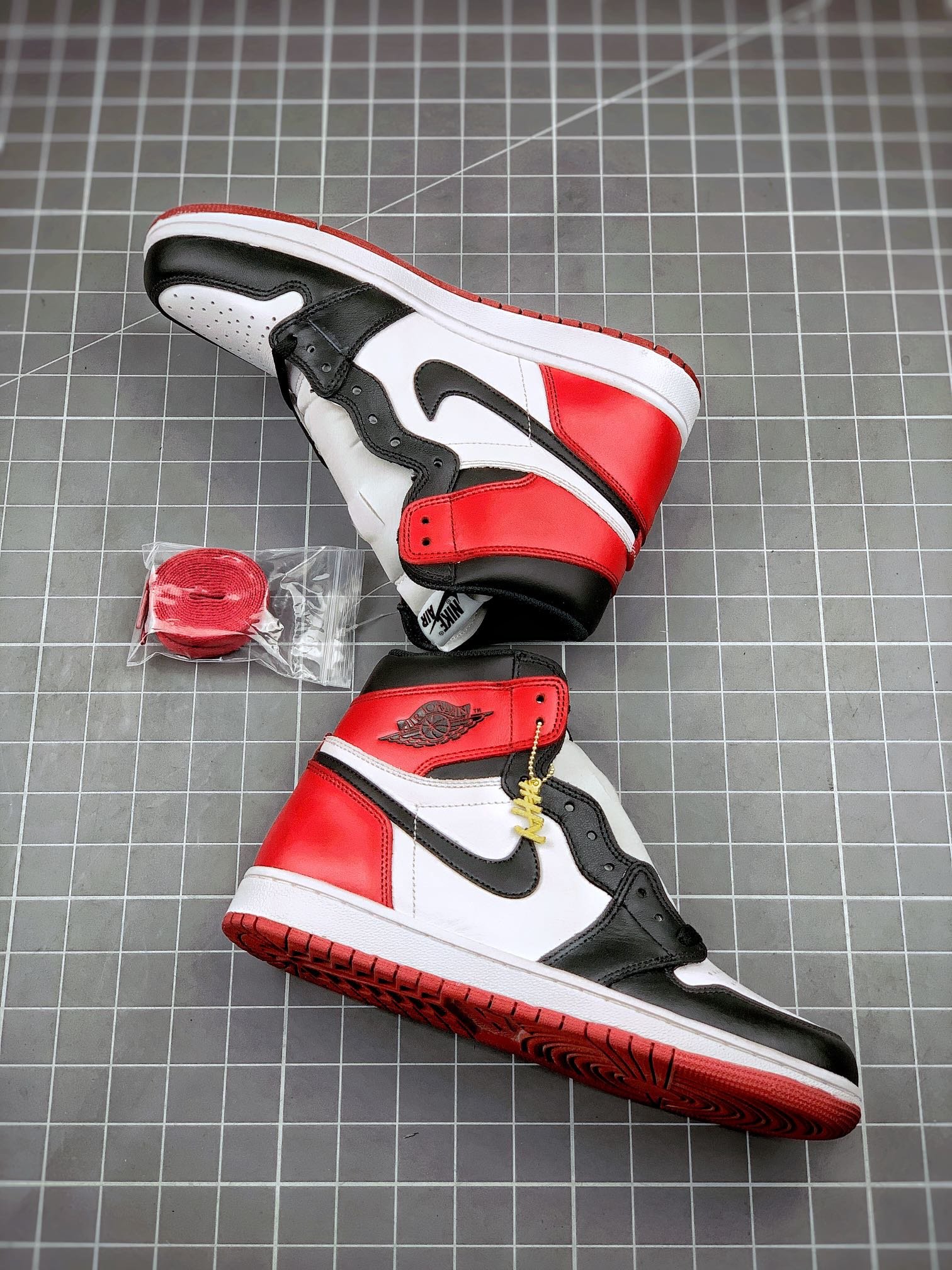 Air Jordan 1 Retro High Og Black Toe White/Black-Gym Red 3