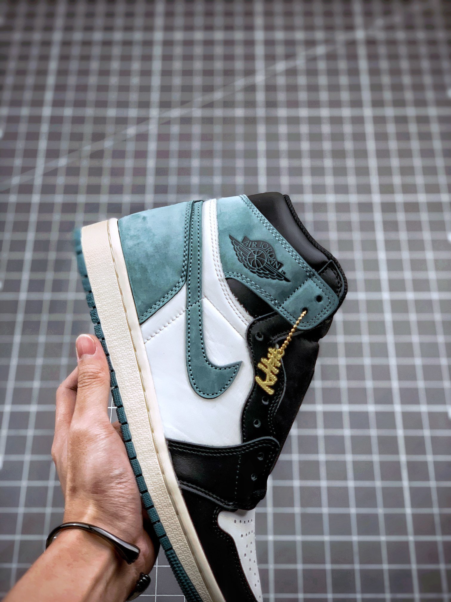 Air Jordan 1 Retro High Og Clay Green Summit White/Clay Green-Black 3