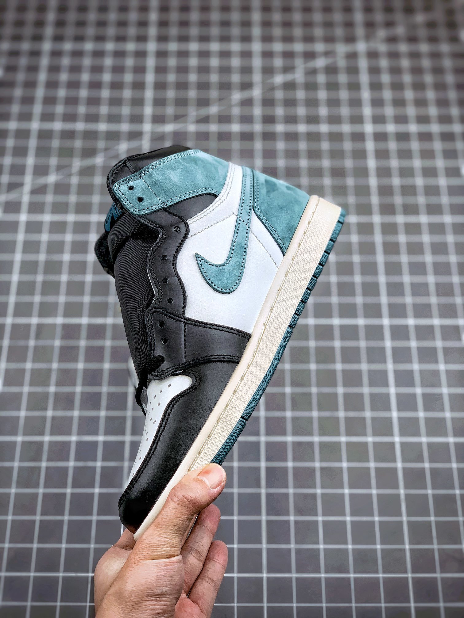 Air Jordan 1 Retro High Og Clay Green Summit White/Clay Green-Black 9