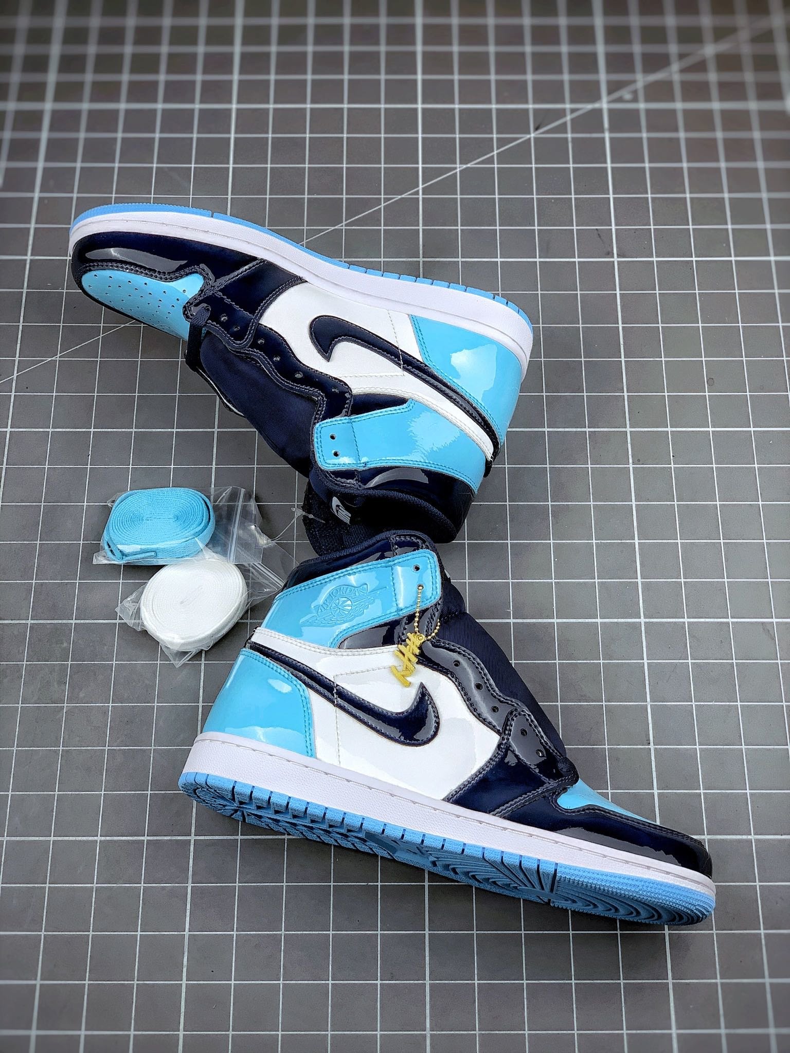 Air Jordan 1 High Og Unc Patent Leather Obsidian/Blue/White 11