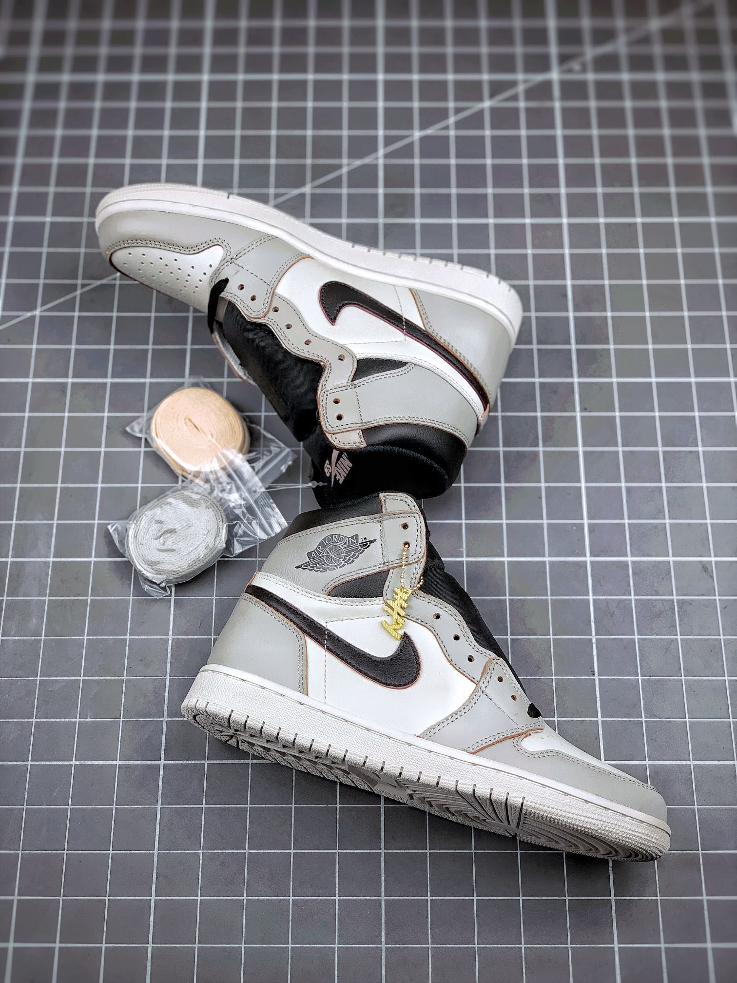 Air Jordan 1 Sb Retro High Og Light Bone/Crimson Tint-Hyper 5