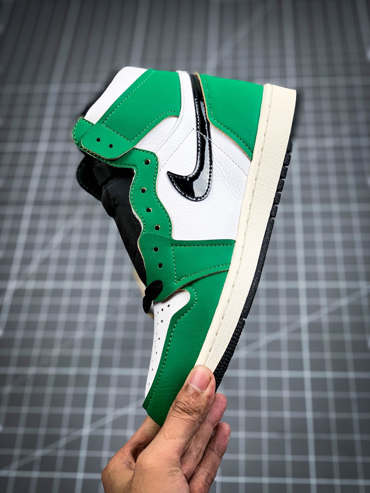 Air Jordan 1 Retro High Lucky Green/White-Sail-Black 3