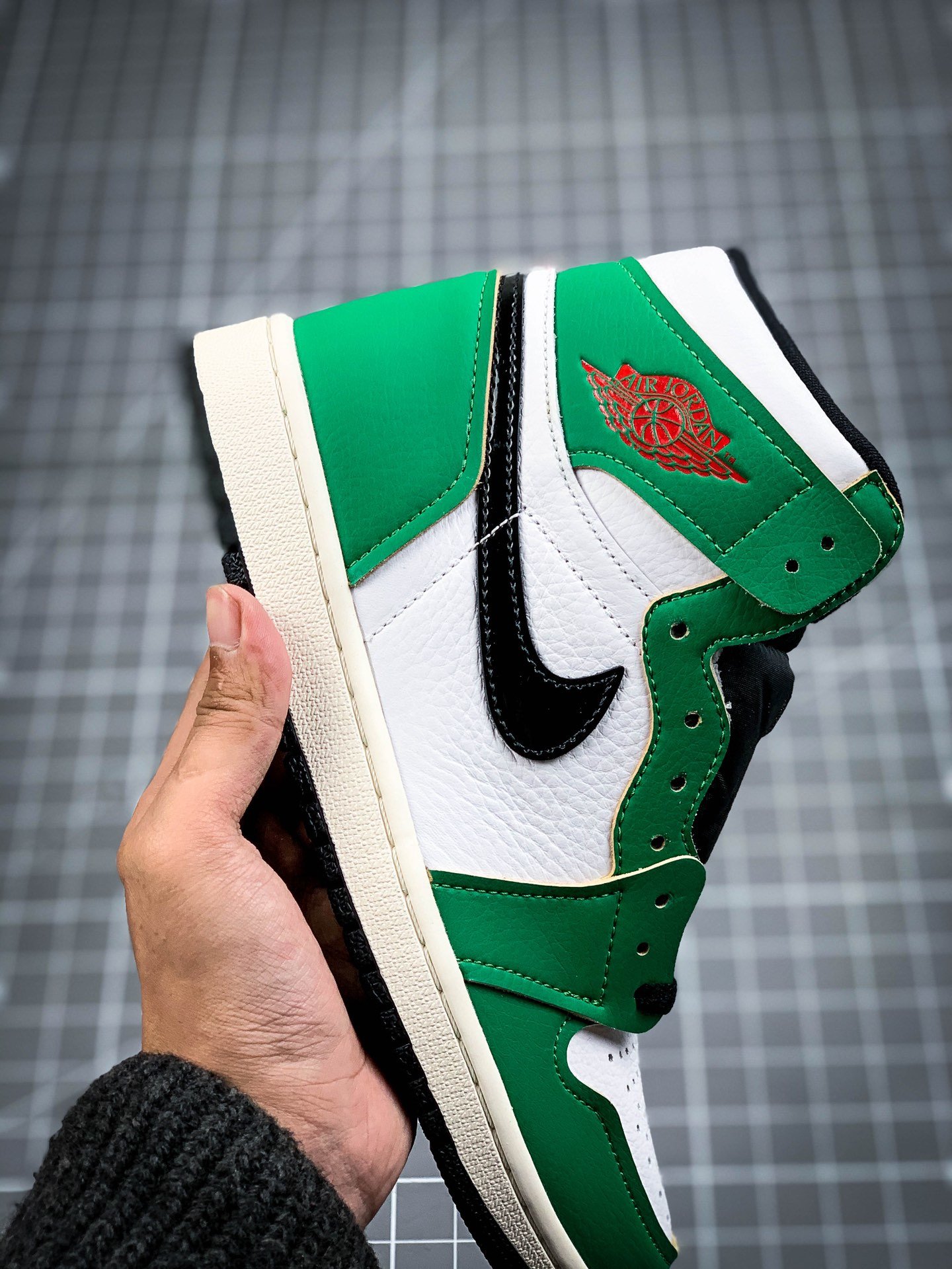 Air Jordan 1 Retro High Lucky Green/White-Sail-Black 11