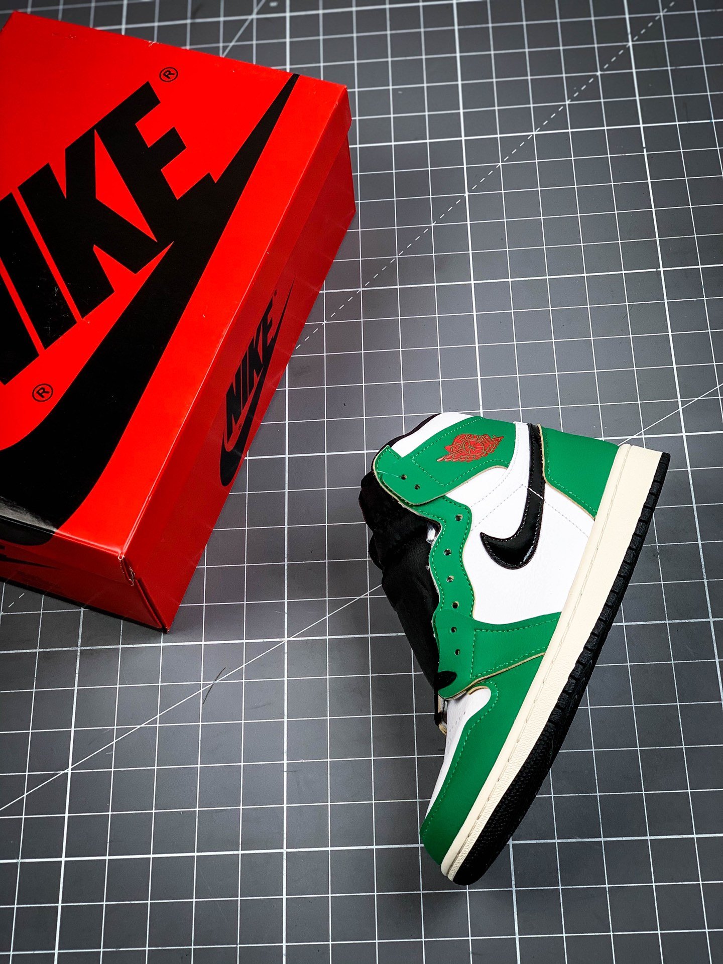 Air Jordan 1 Retro High Lucky Green/White-Sail-Black 13