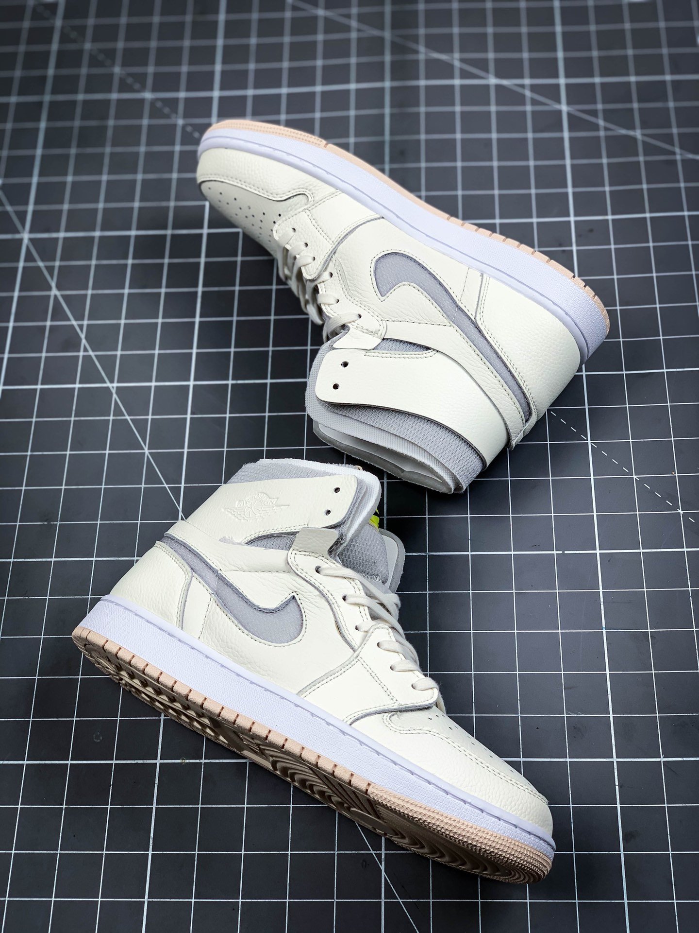 Air Jordan 1 High Zoom Pearl White Sail/Pearl White/White/Light Voltage Yellow 3