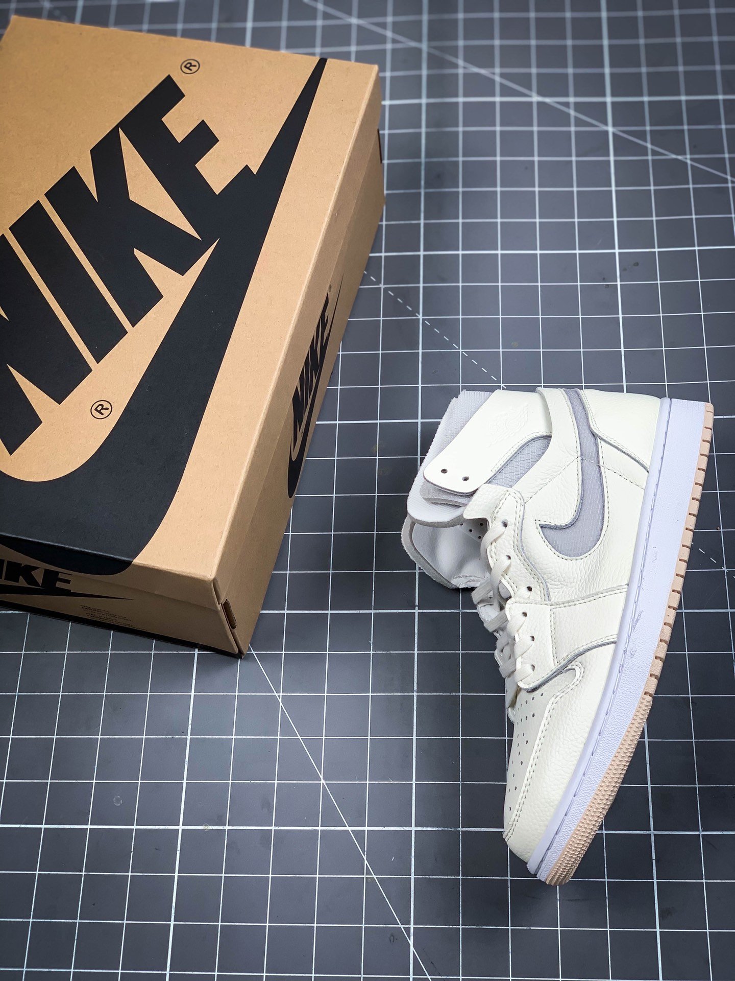 Air Jordan 1 High Zoom Pearl White Sail/Pearl White/White/Light Voltage Yellow 11