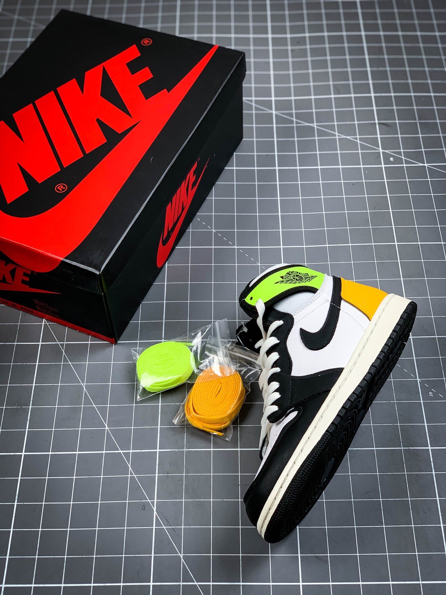 Air Jordan 1 Retro High Og White/Volt/University Gold/Black 3