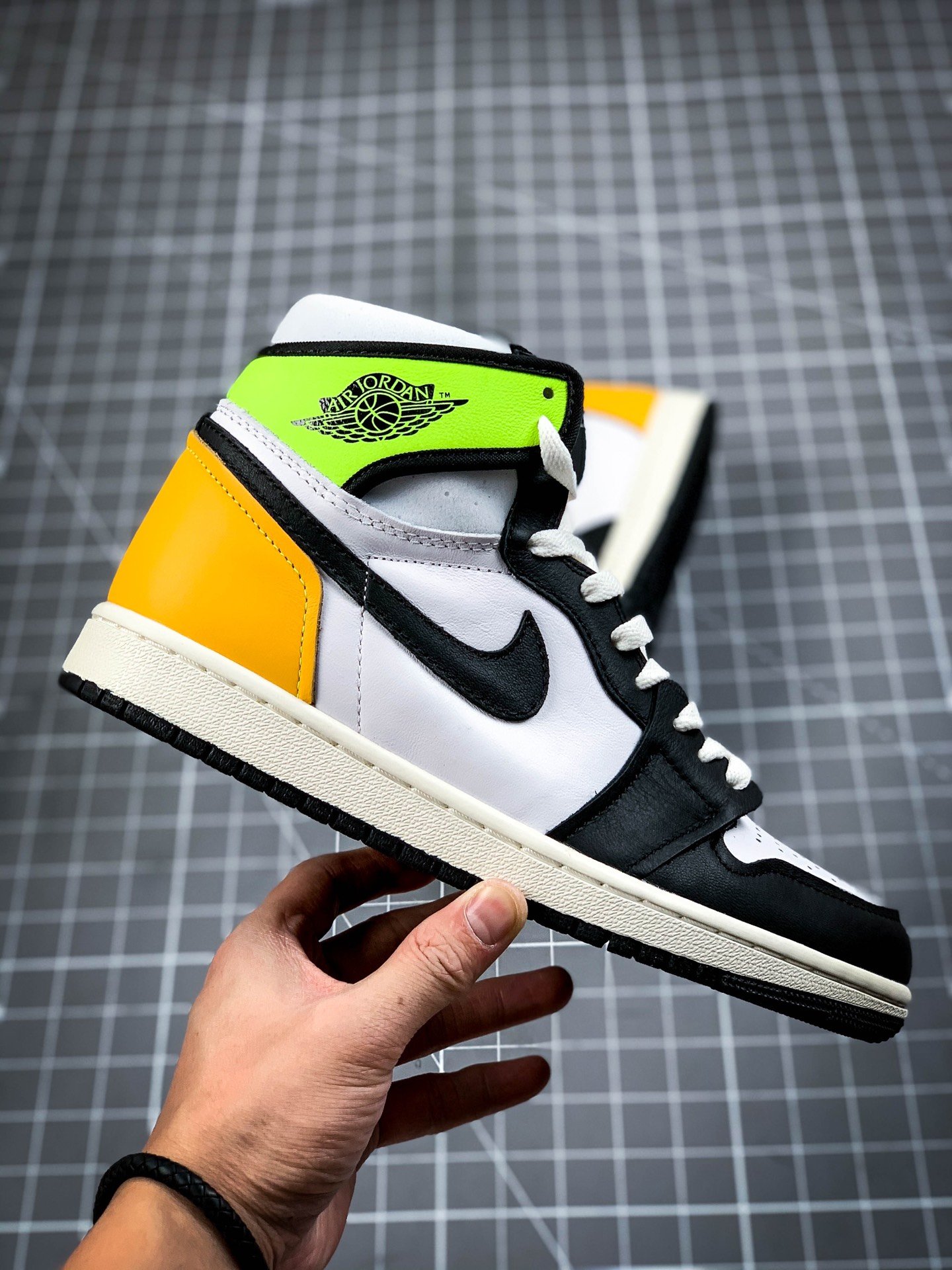 Air Jordan 1 Retro High Og White/Volt/University Gold/Black 5