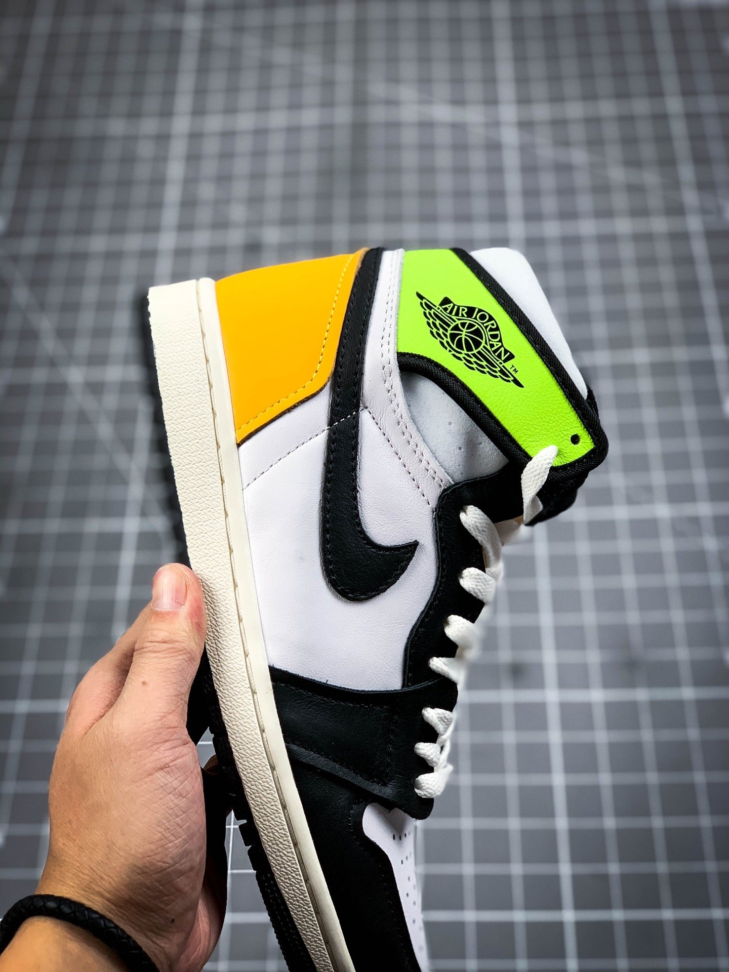 Air Jordan 1 Retro High Og White/Volt/University Gold/Black 9