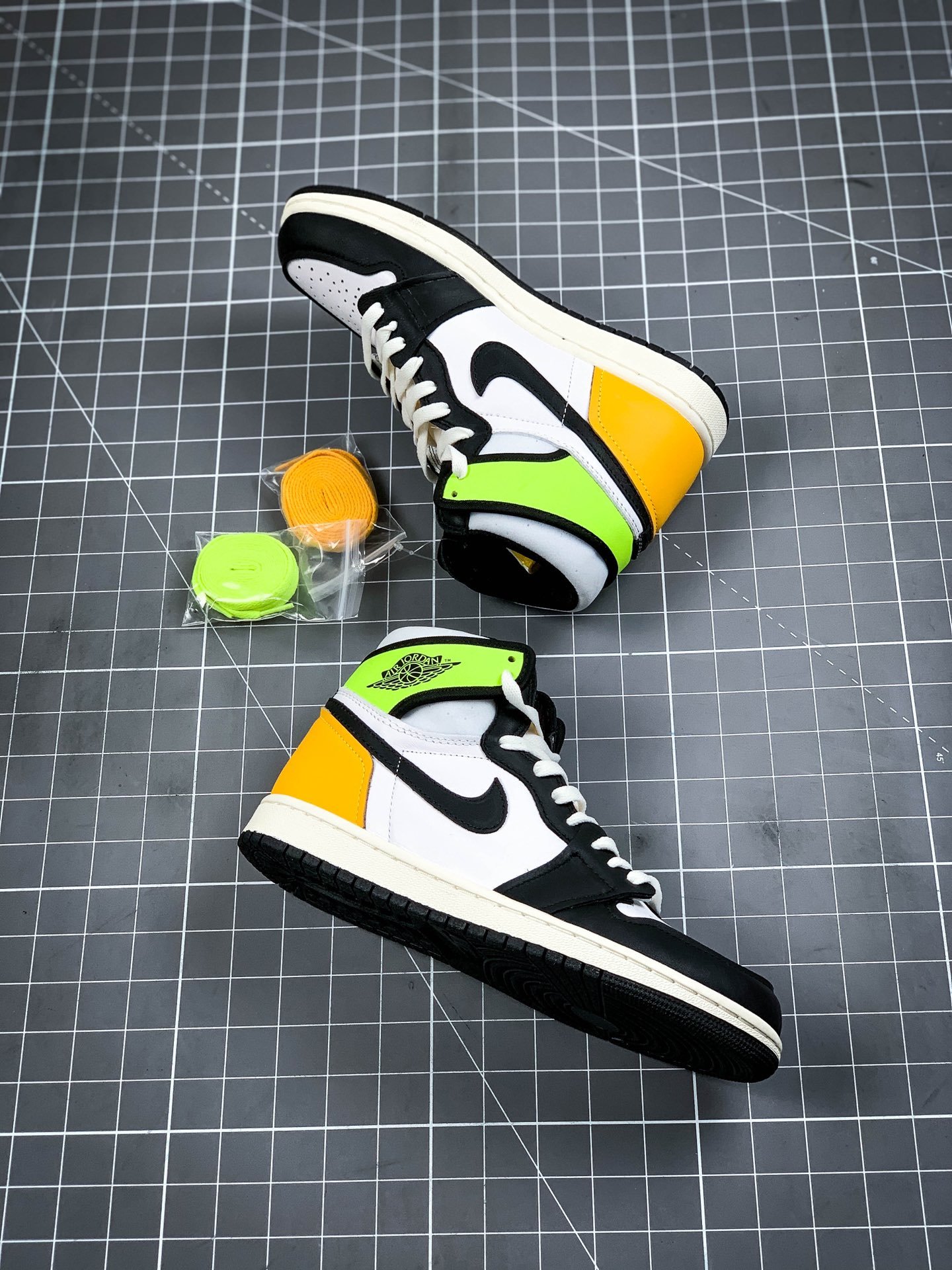 Air Jordan 1 Retro High Og White/Volt/University Gold/Black 15