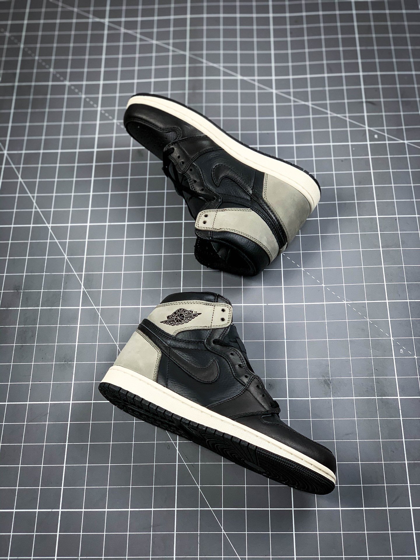 Air Jordan 1 High Og Black/Black/Light Grey-White 9