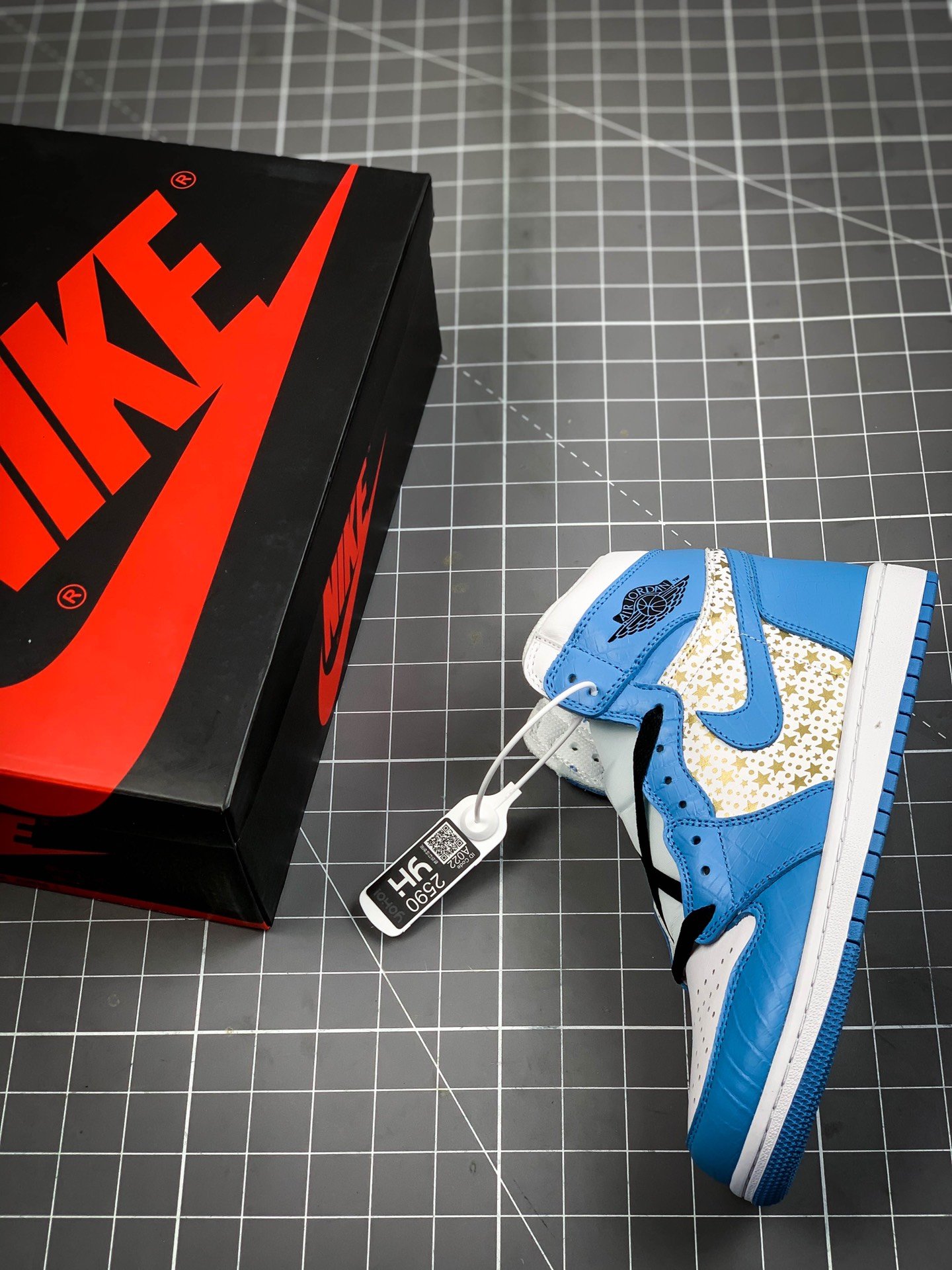 Air Jordan Retro 1 High Og X Supreme White/Blue/Gold-Black 3