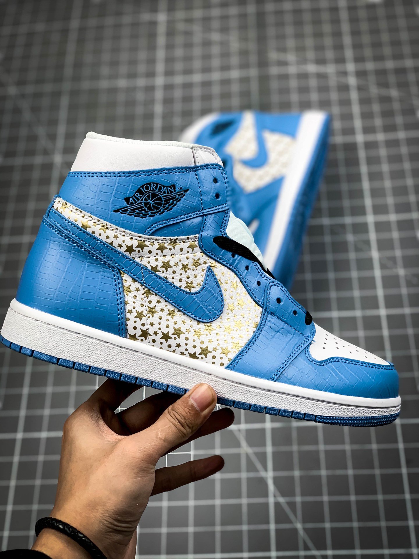 Air Jordan Retro 1 High Og X Supreme White/Blue/Gold-Black 9