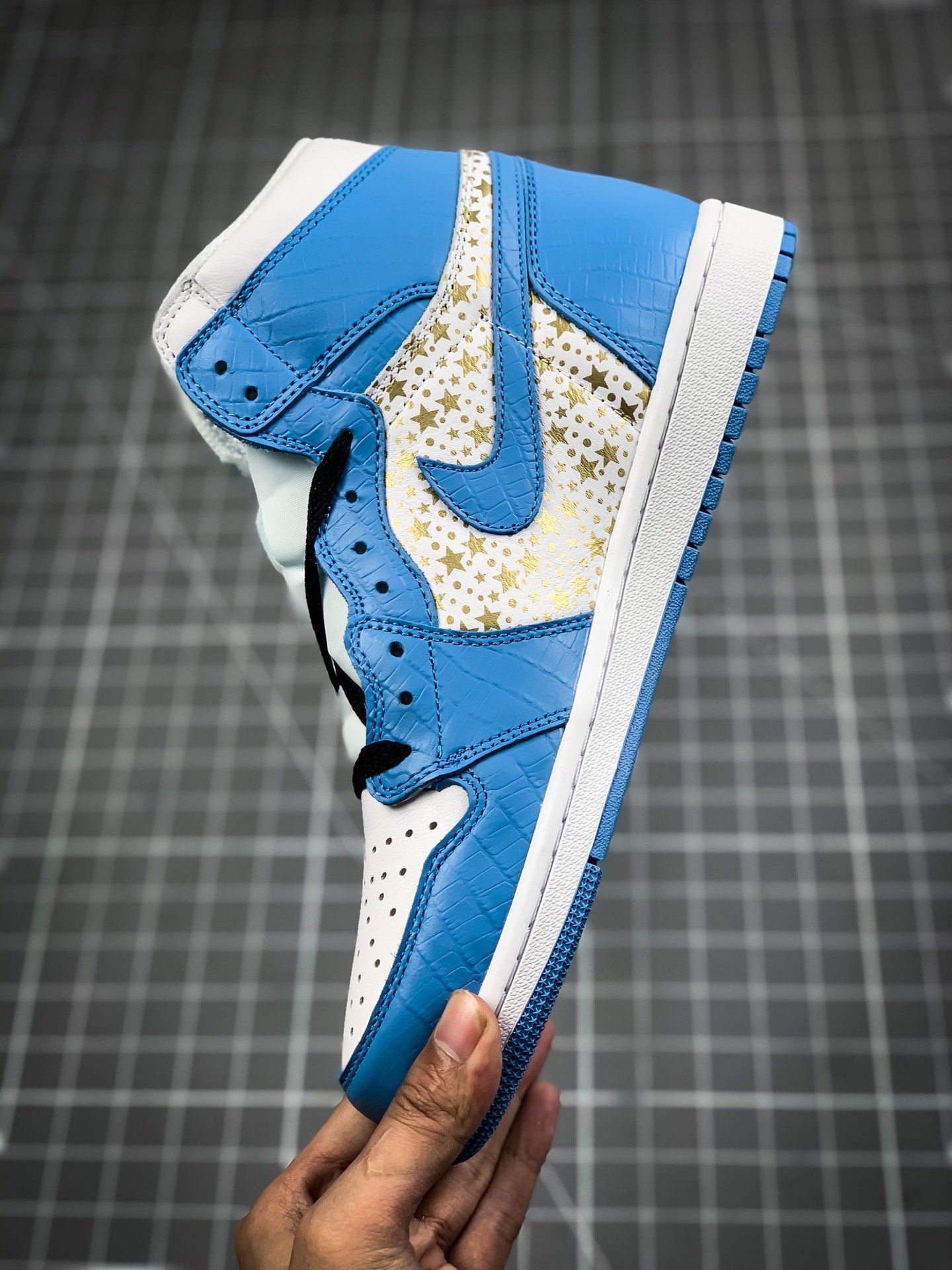 Air Jordan Retro 1 High Og X Supreme White/Blue/Gold-Black 11