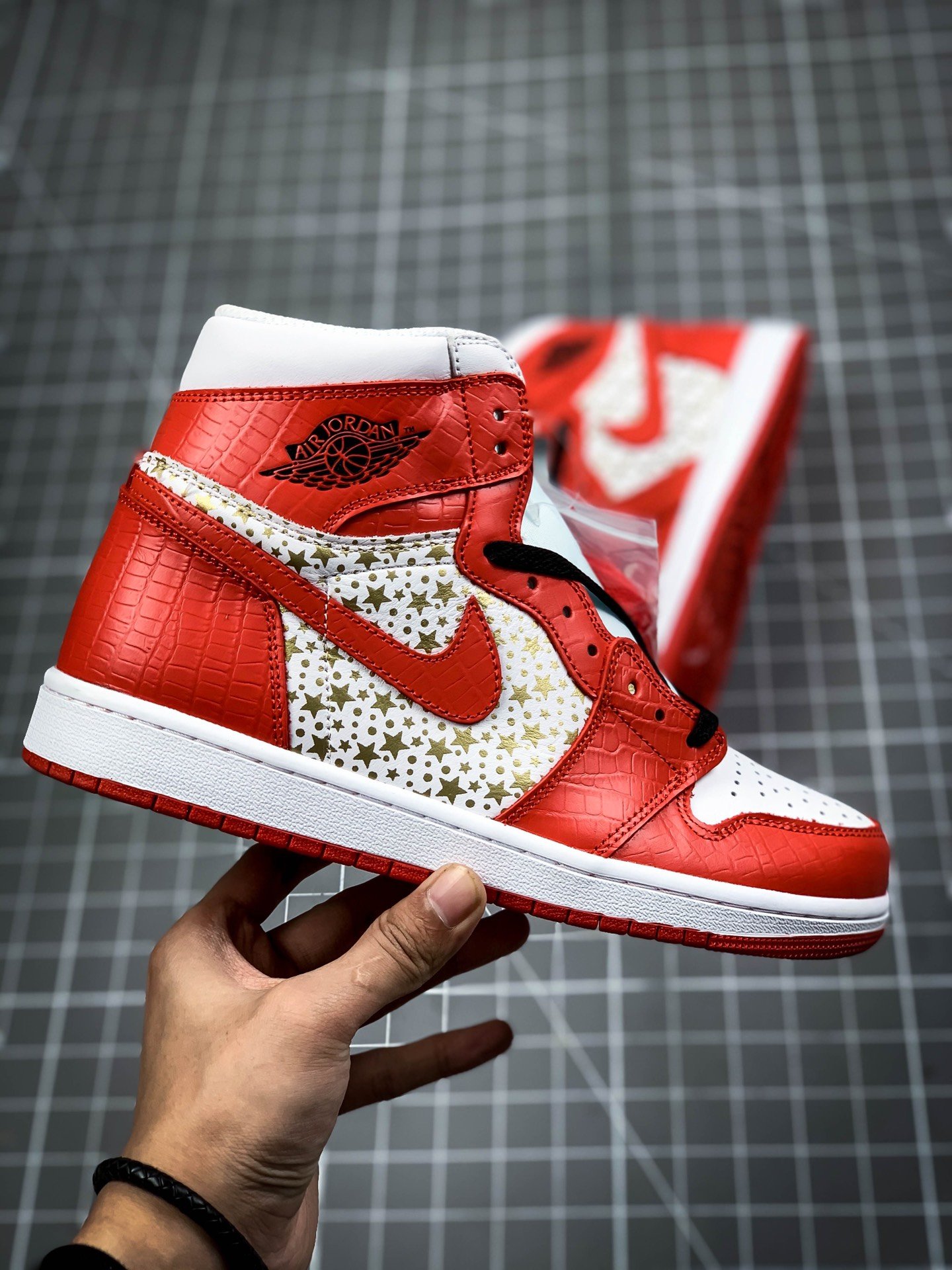 Air Jordan Retro 1 High Og X Supreme White/Red/Gold-Black 9