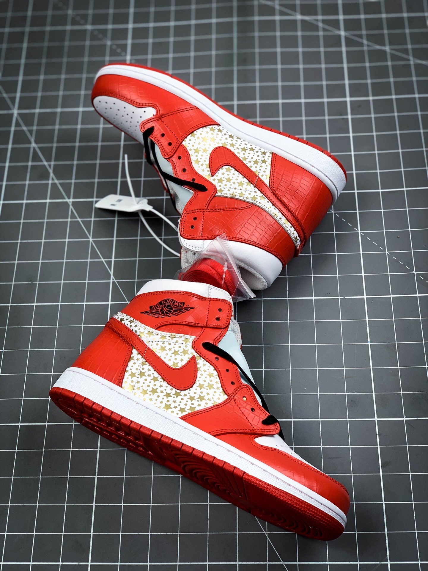 Air Jordan Retro 1 High Og X Supreme White/Red/Gold-Black 17